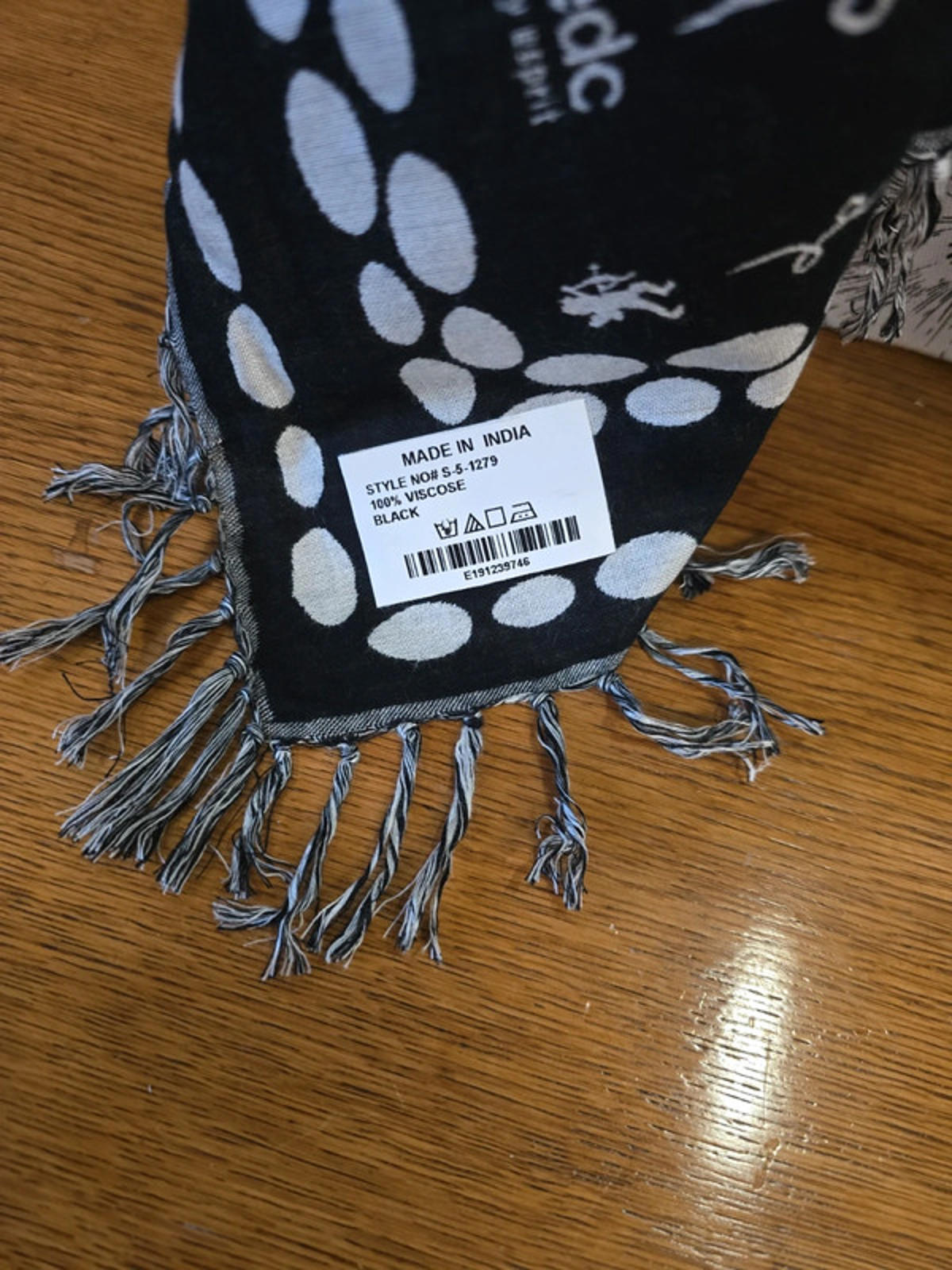 100% viscose brand new scarf black and cream