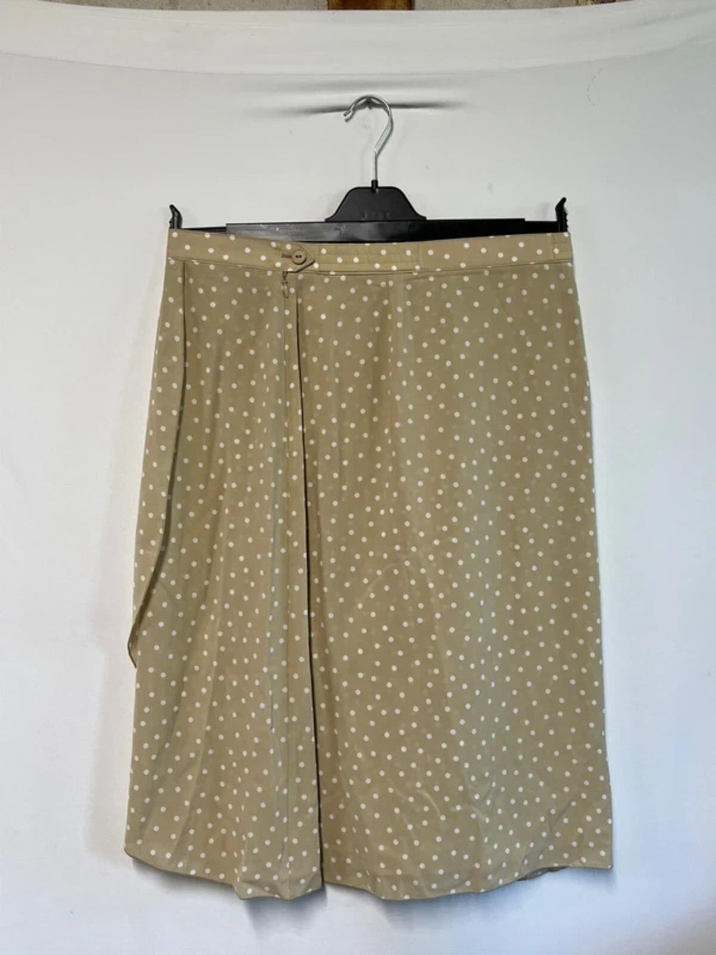 Lucia | 18 | Ladies beige polka dot dress