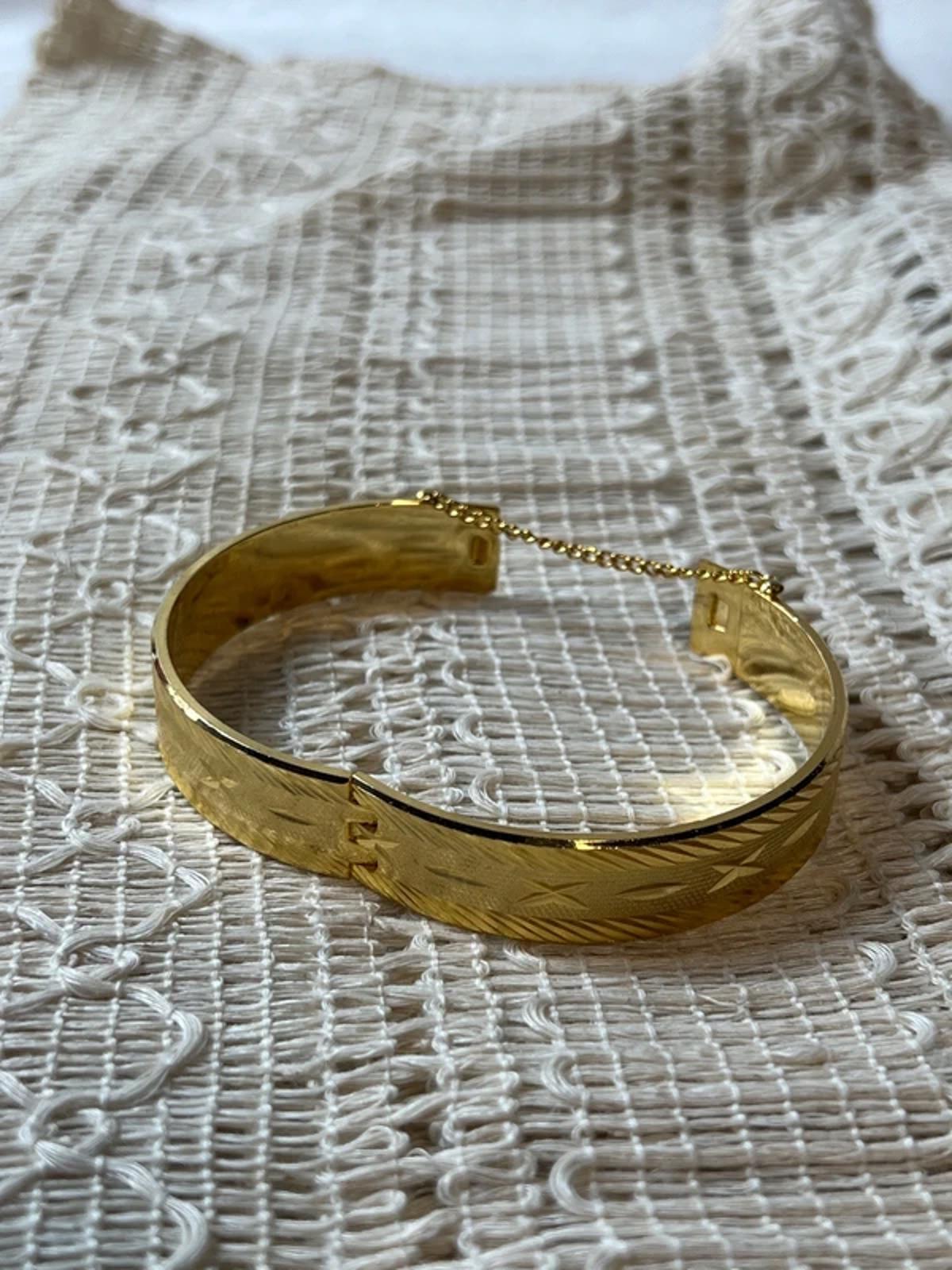 70’s Inspired Gold Toned Bangle | Chain clasp