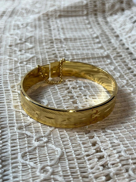 70’s Inspired Gold Toned Bangle | Chain clasp