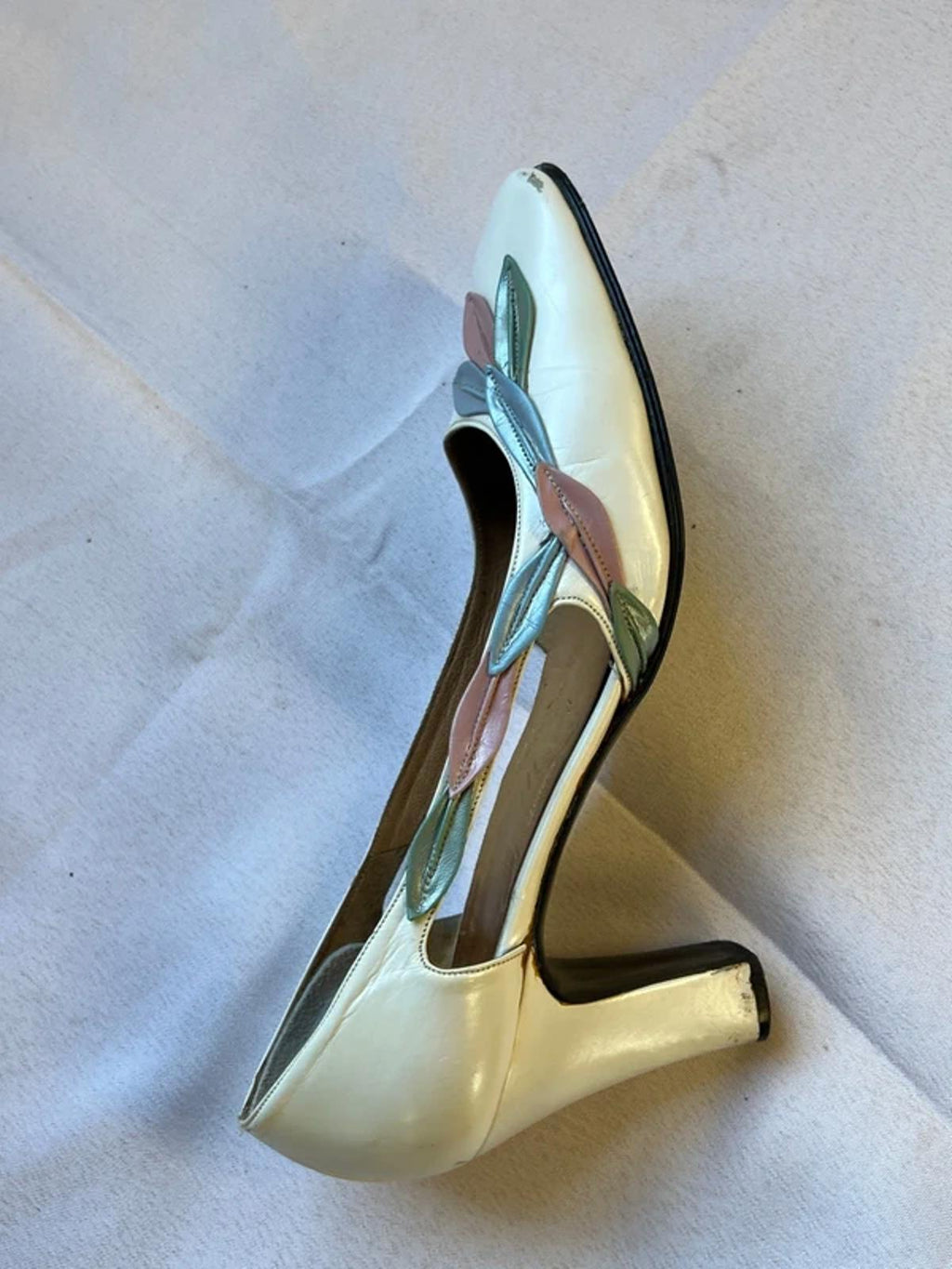 1950’s GM London | 3.5 | White heels with blue and pink leaves