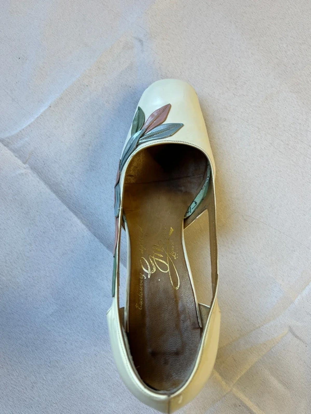1950’s GM London | 3.5 | White heels with blue and pink leaves