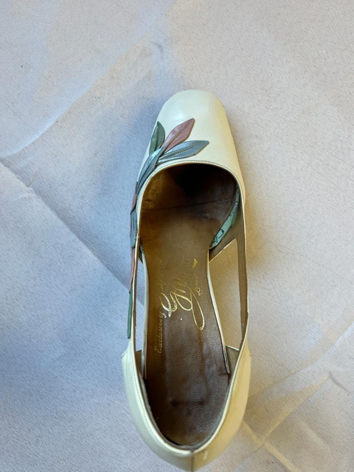1950’s GM London | 3.5 | White heels with blue and pink leaves