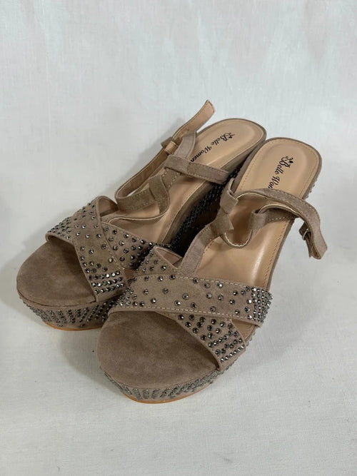 Belle Women | Size 6 |Y2K Beige raised sandals