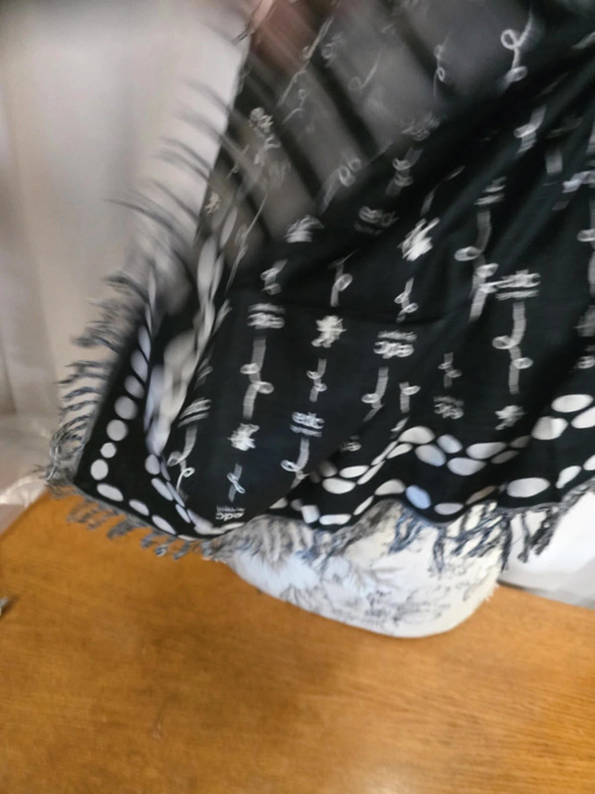 100% viscose brand new scarf black and cream