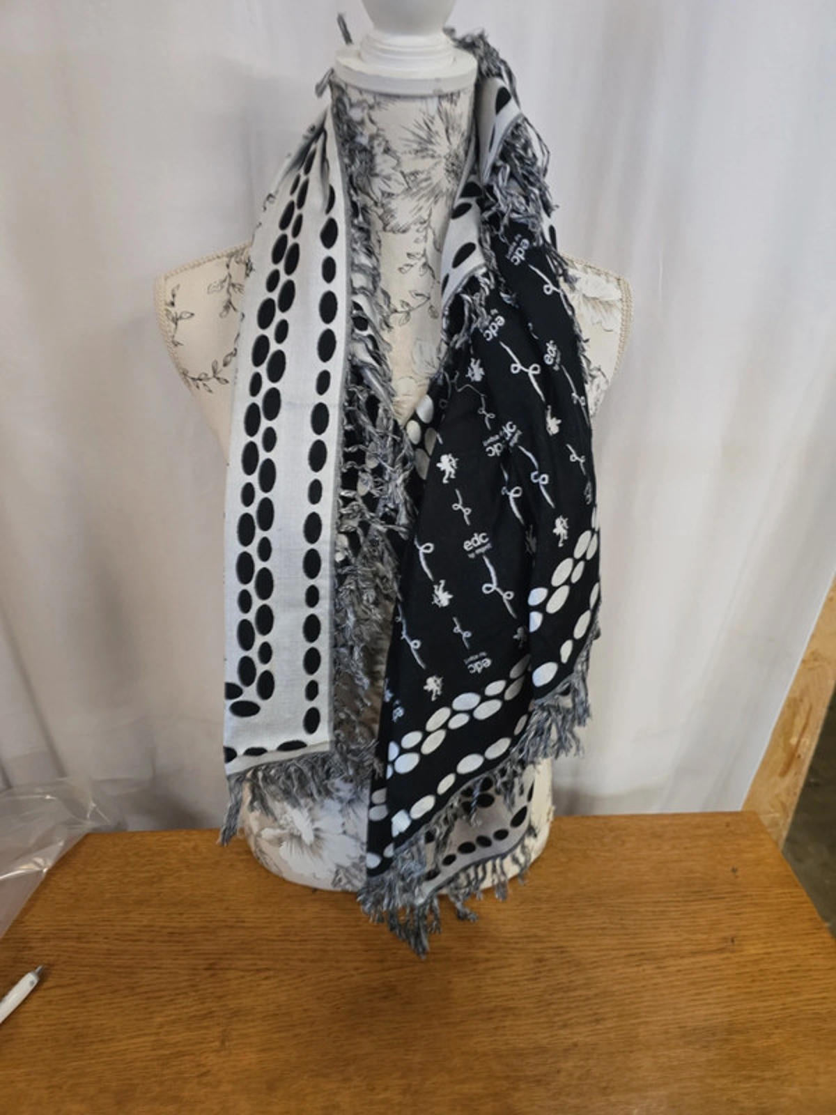 100% viscose brand new scarf black and cream