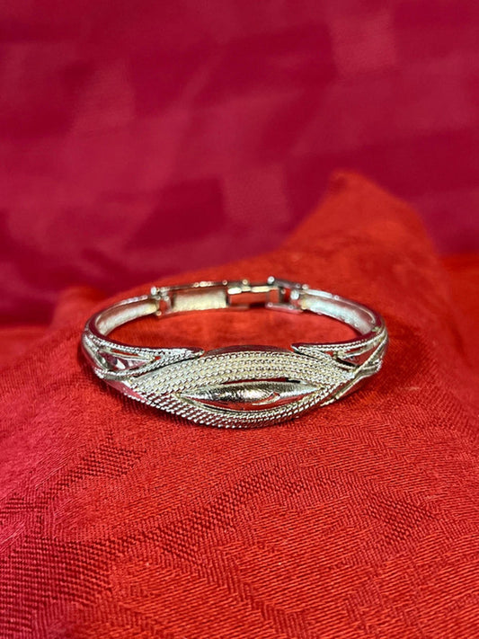 Vintage Ladies Costume Jewelry Silver Colored Bracelet