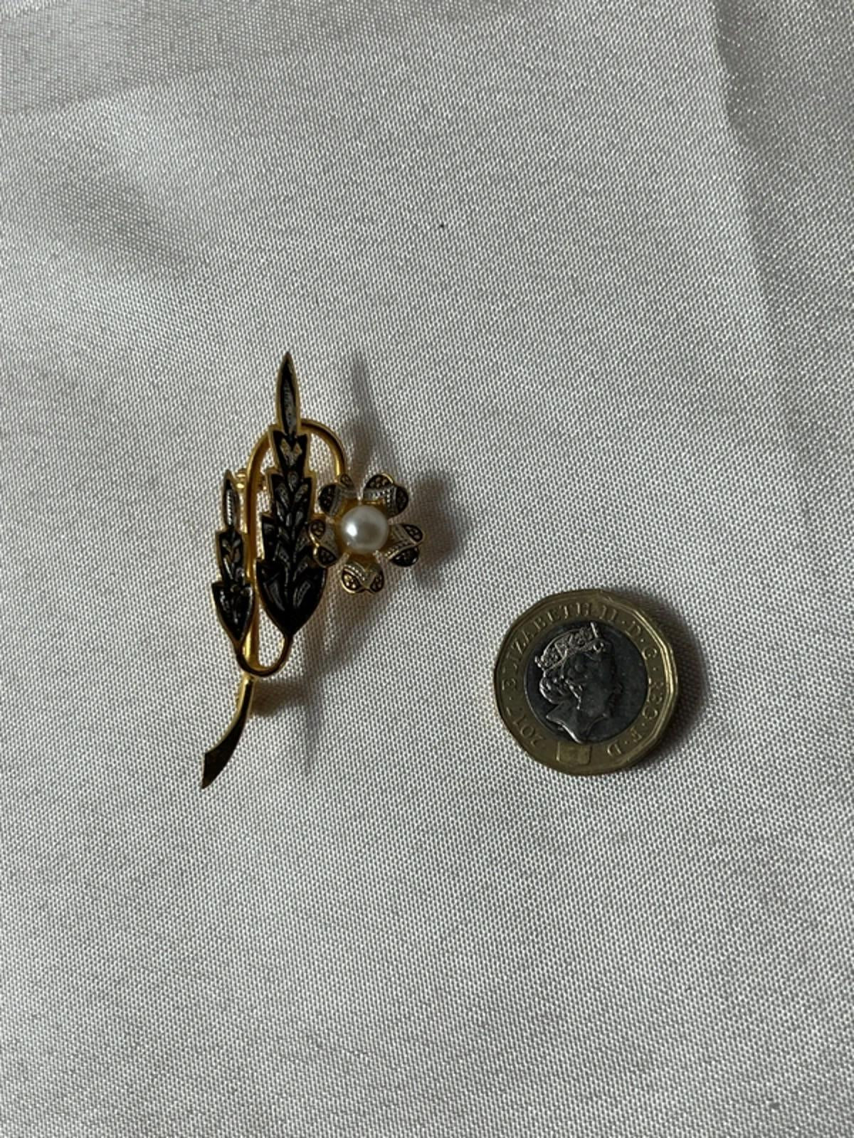 Vintage Damascene Brooch | Faux Pearl