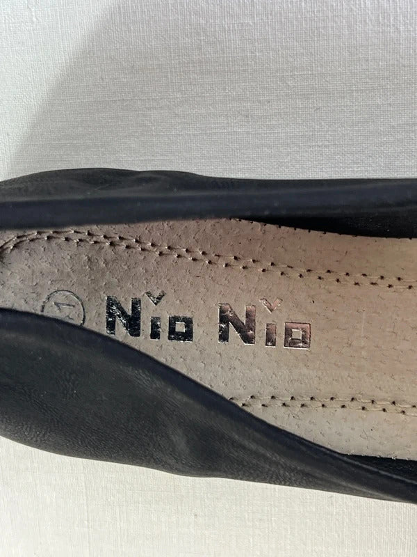Nǐo Nio | Size 7 (41) | Stylish black velvet ballets with colourful bows