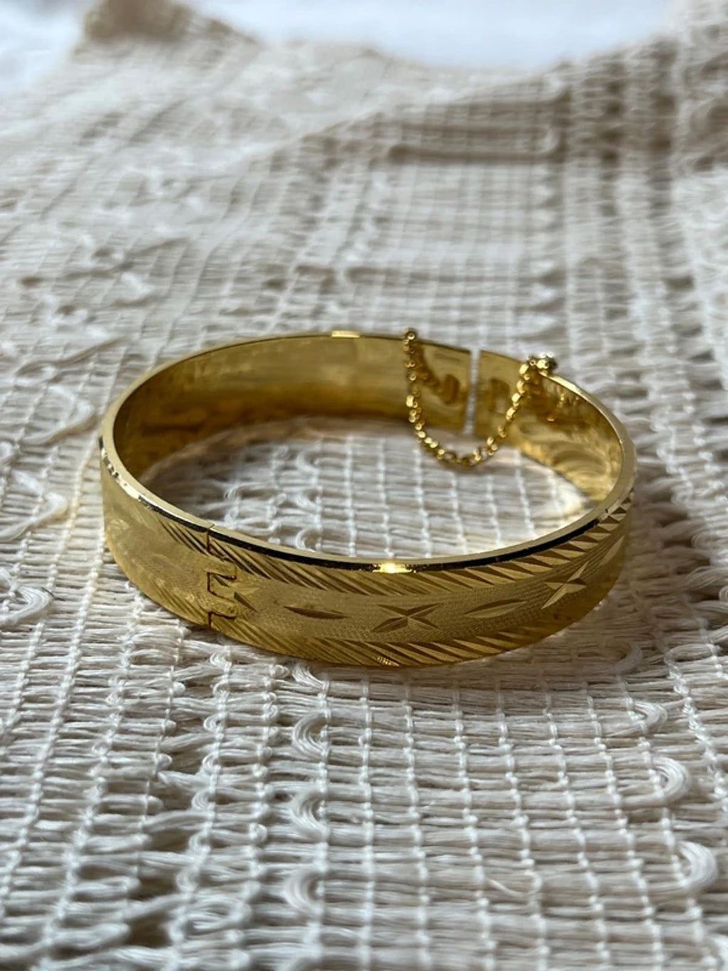 70’s Inspired Gold Toned Bangle | Chain clasp