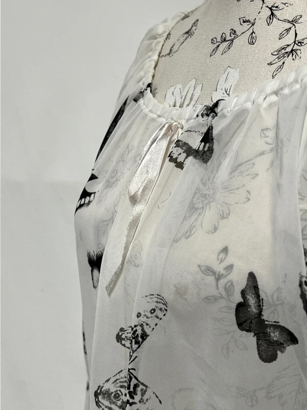 LY | S/M | White Blouse Butterfly Pattern | Very Good