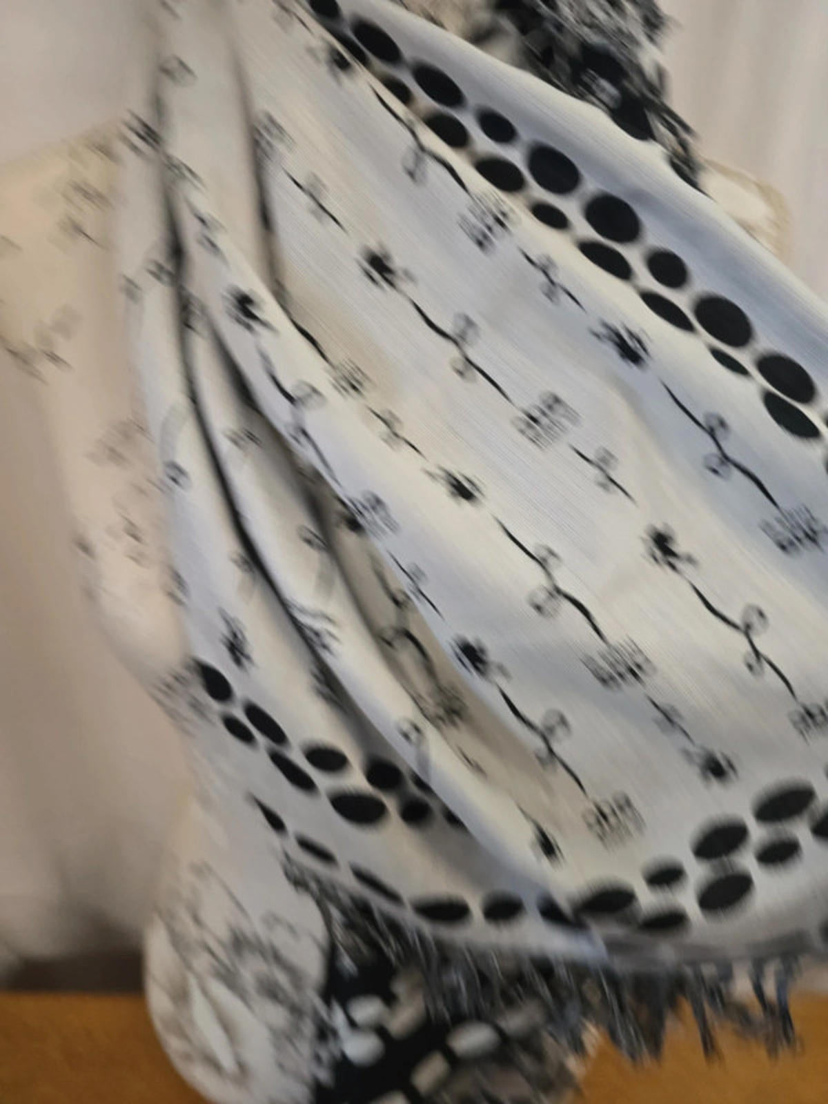 100% viscose brand new scarf black and cream