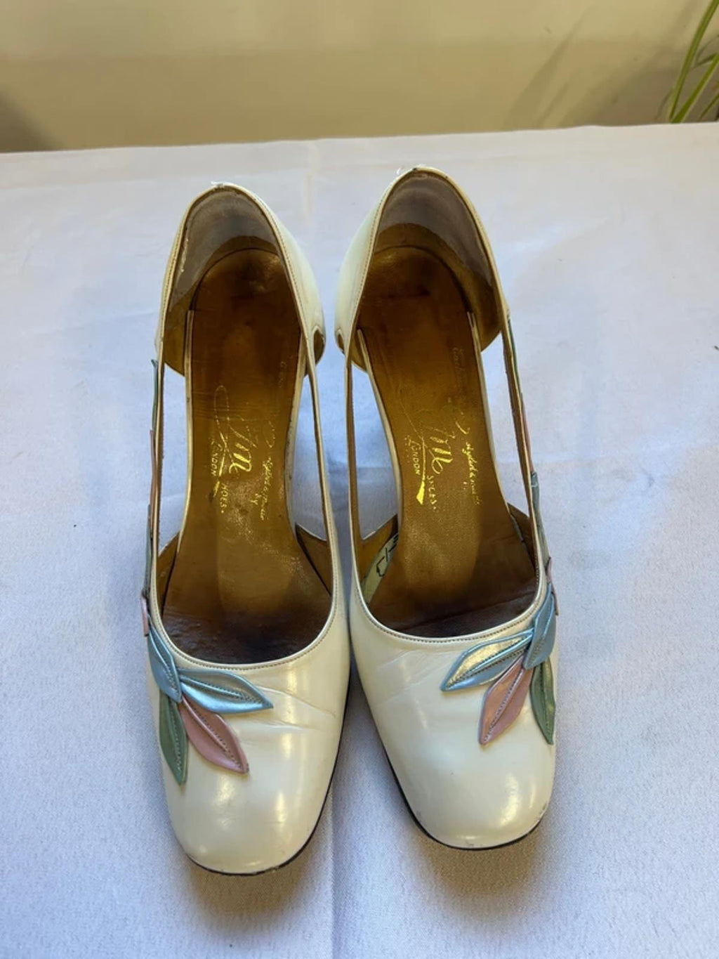 1950’s GM London | 3.5 | White heels with blue and pink leaves