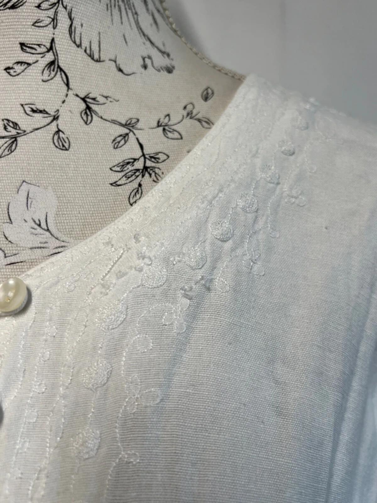 Joella | White T-Shirt | Cute embroidery