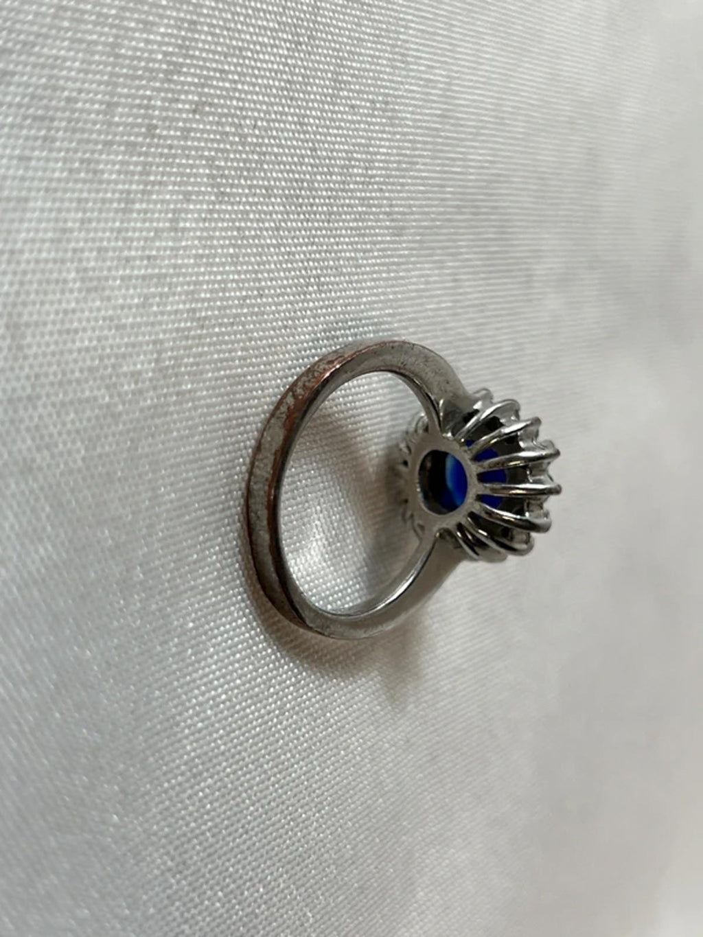 Blue stone ring with diamantés | Silver color