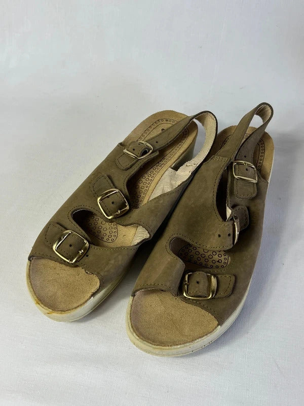 Glove | Size 8 | Brown leather flip flops with buckles
