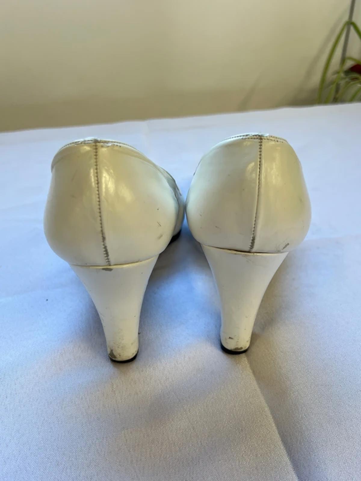 1950’s GM London | 3.5 | White heels with blue and pink leaves