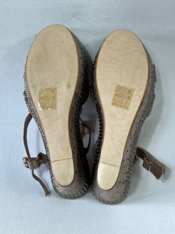Belle Women | Size 6 |Y2K Beige raised sandals