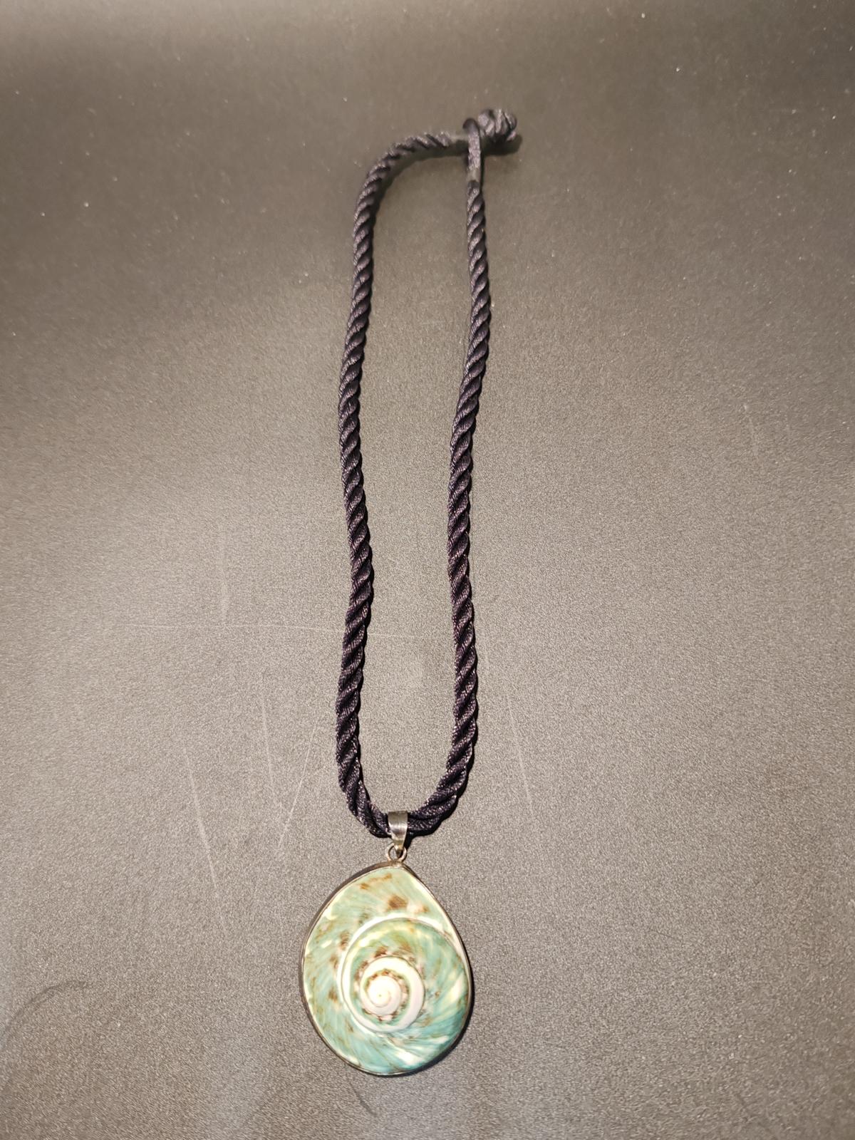 Silver shell pendant necklace