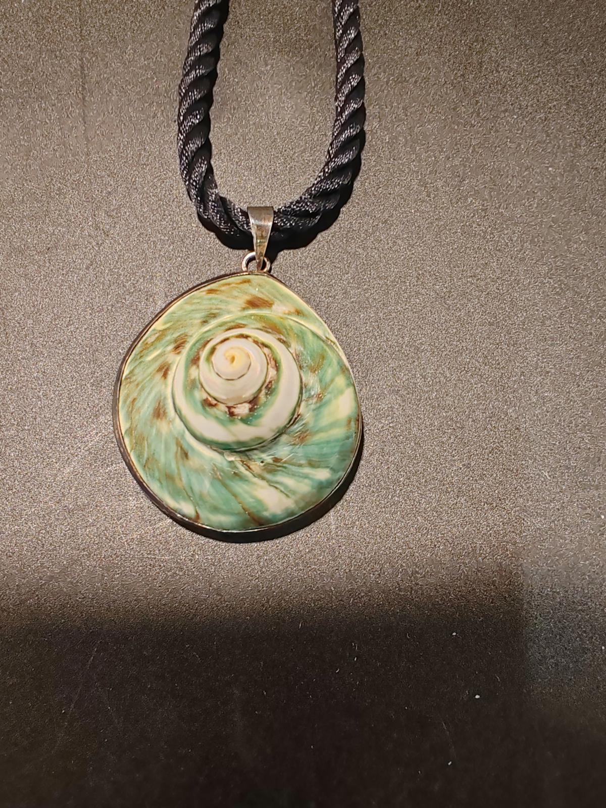 Silver shell pendant necklace