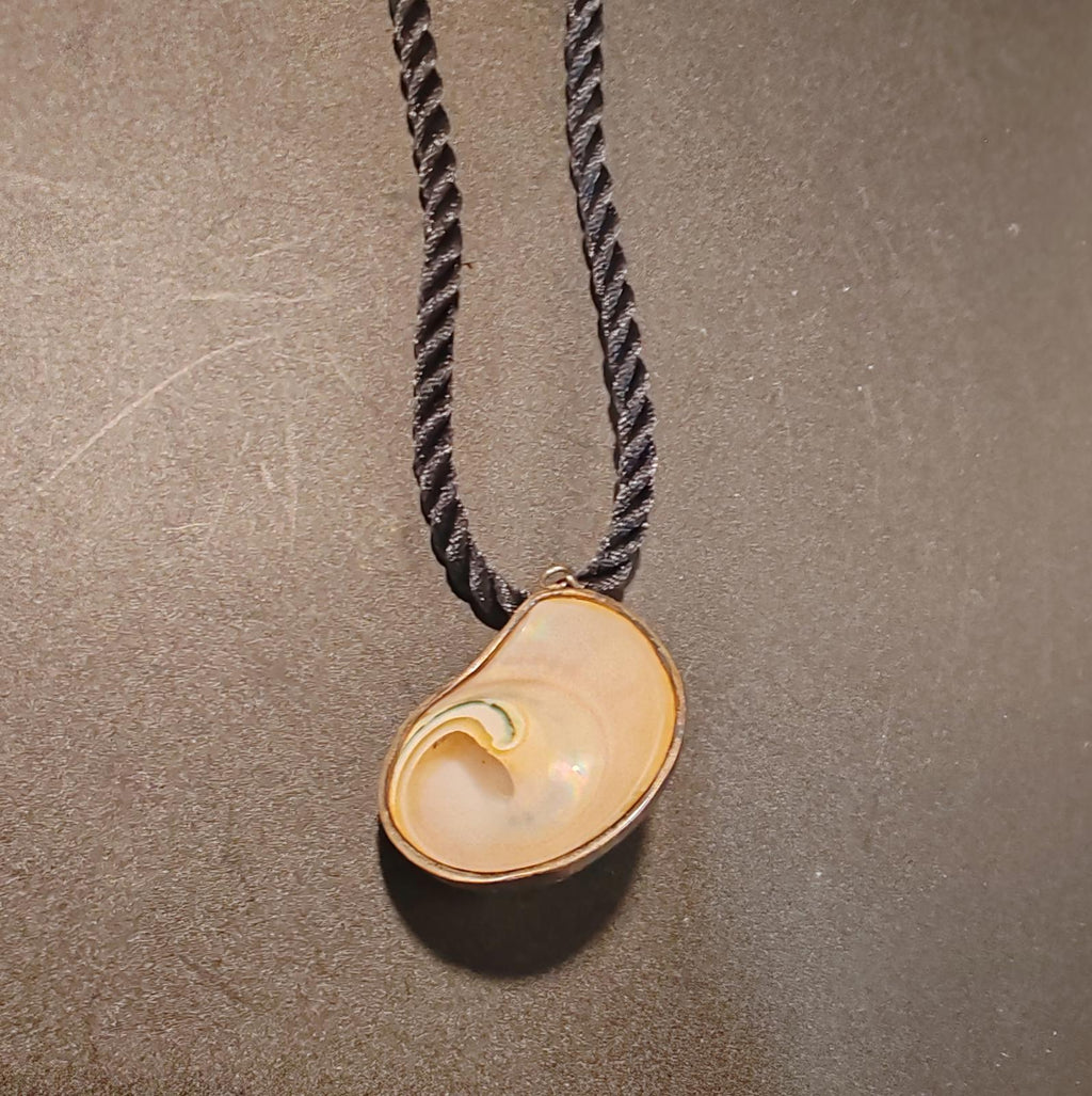 Silver shell pendant necklace