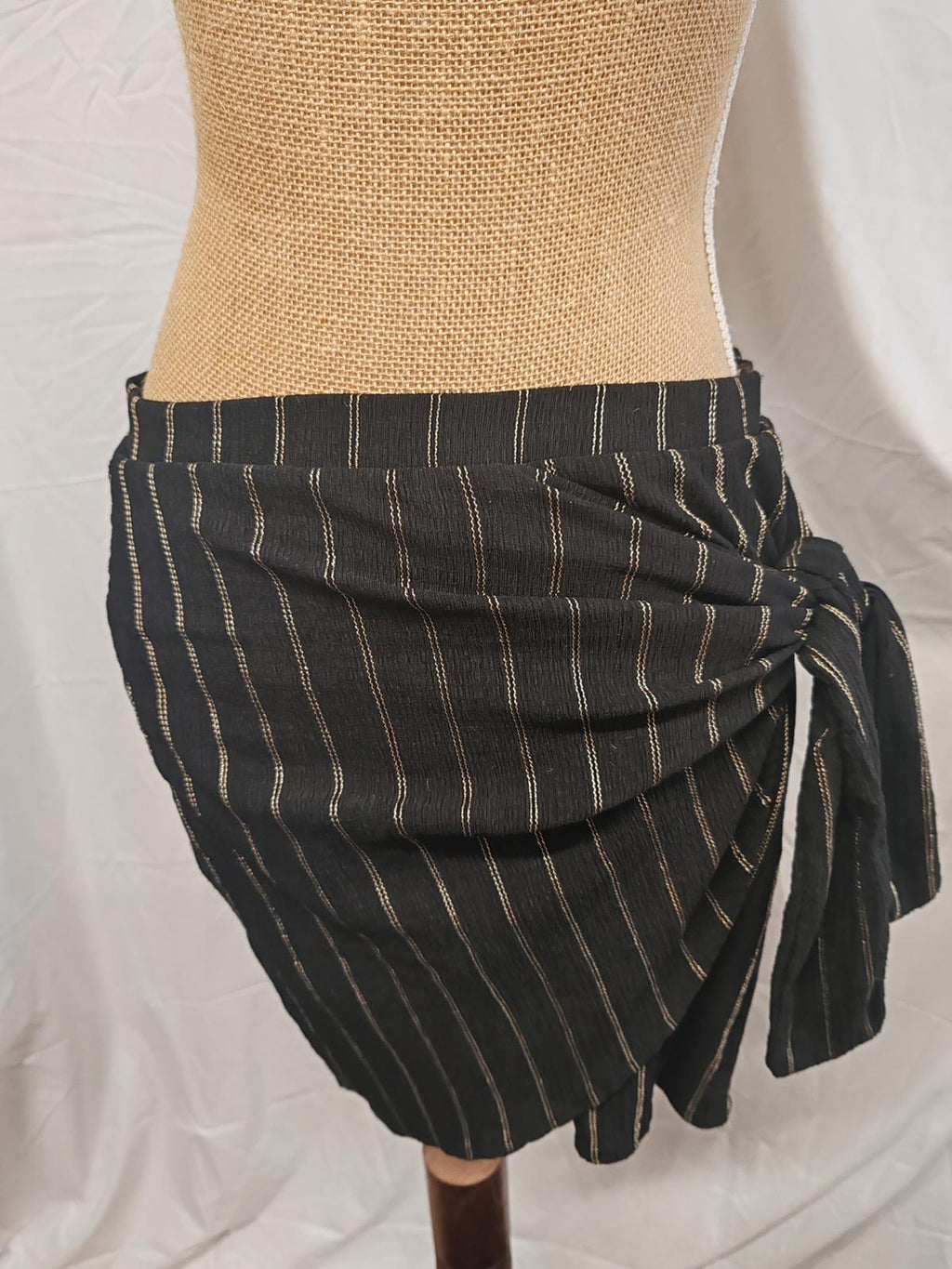 H&M | UK M | Black & Gold Mini Skirt | Polyester