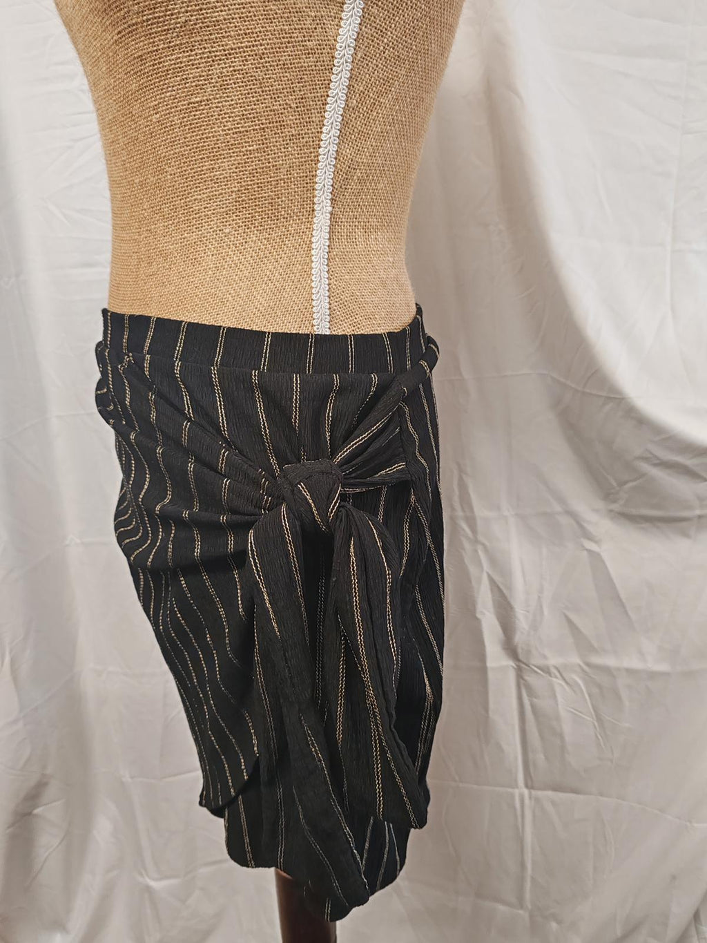 H&M | UK M | Black & Gold Mini Skirt | Polyester