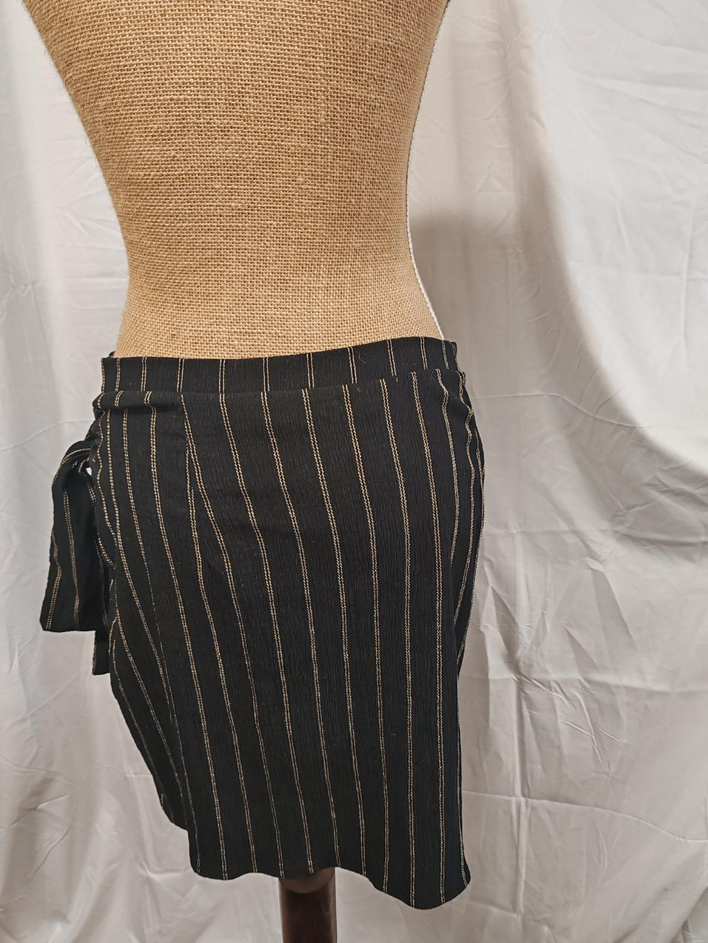 H&M | UK M | Black & Gold Mini Skirt | Polyester