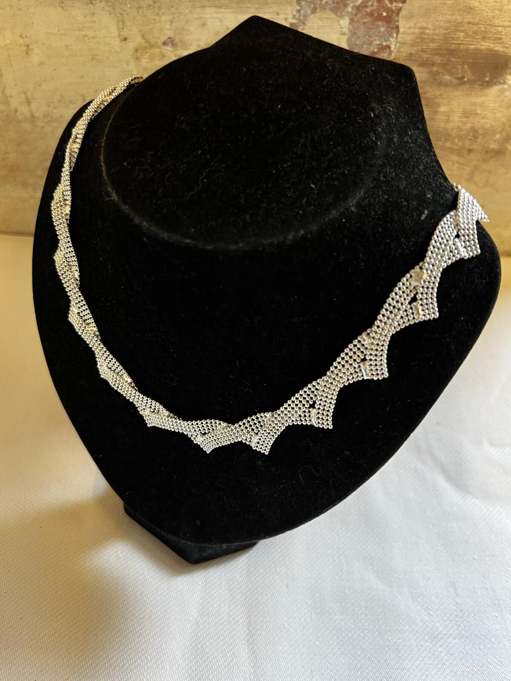 Silver tone pointed necklace