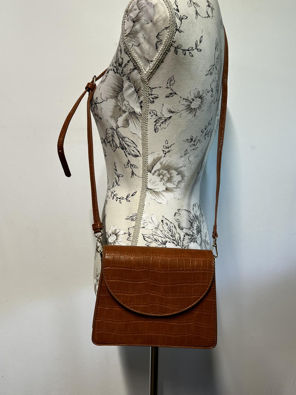 Tan Women's Leather Shoulderbag With Crocodile Skin Pattern