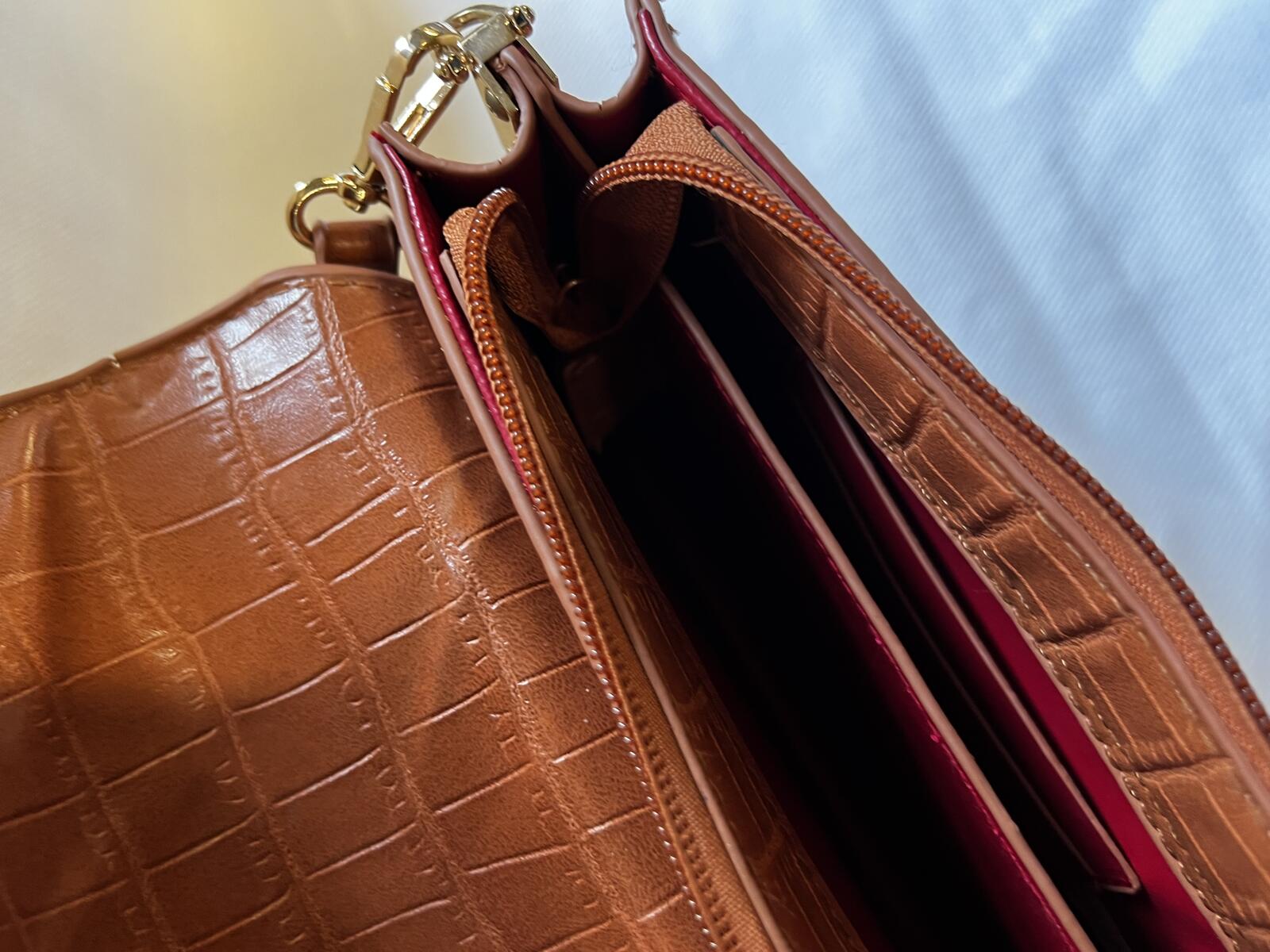 Tan Women's Leather Shoulderbag With Crocodile Skin Pattern