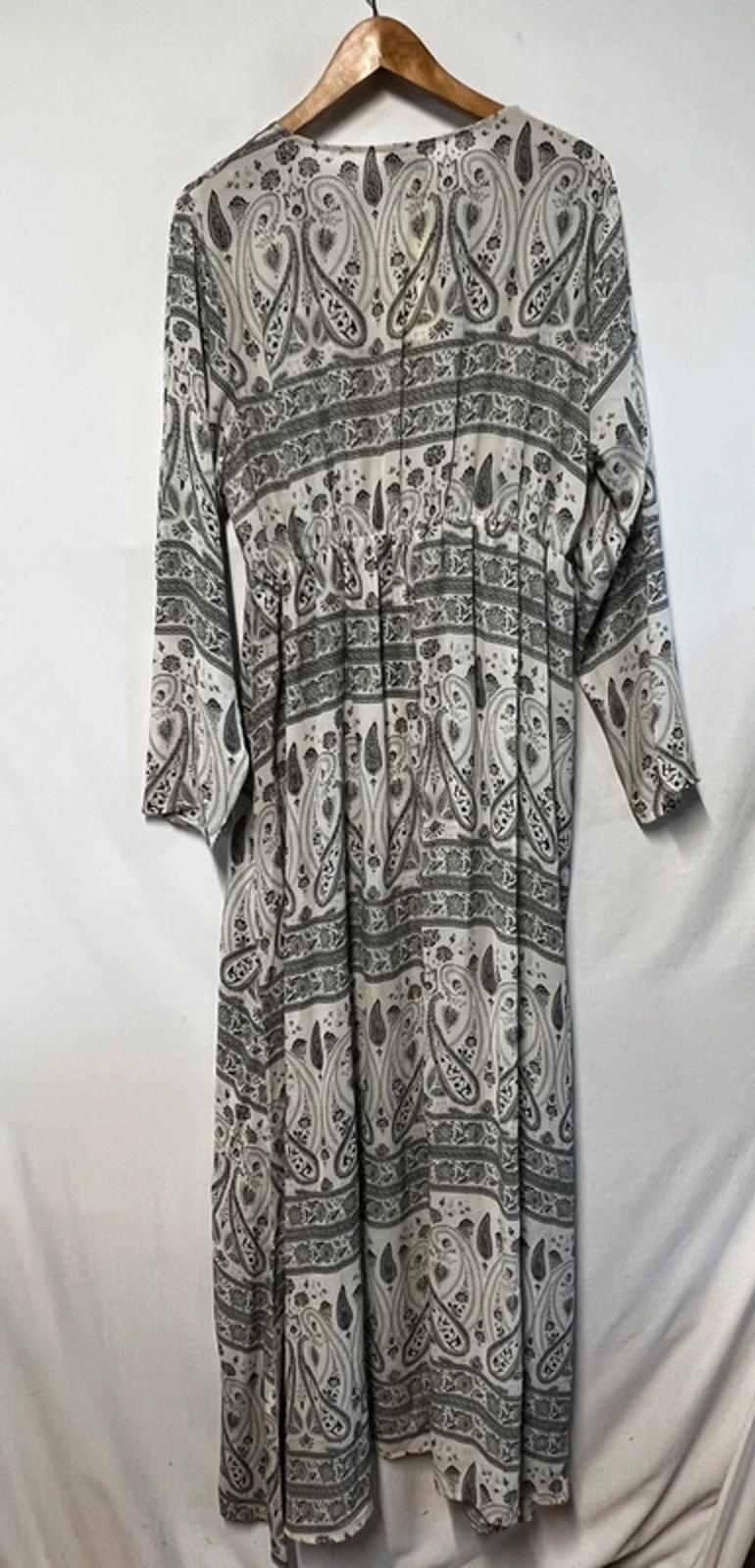 TU | XL | Black And White Paisley Caftan Dress