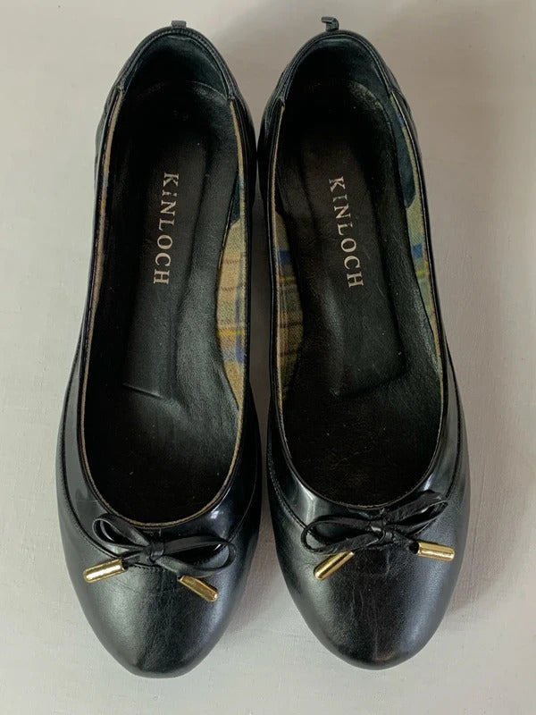 Kinloch | Size 6 | Black patent rim leather ballets with gold trim bows