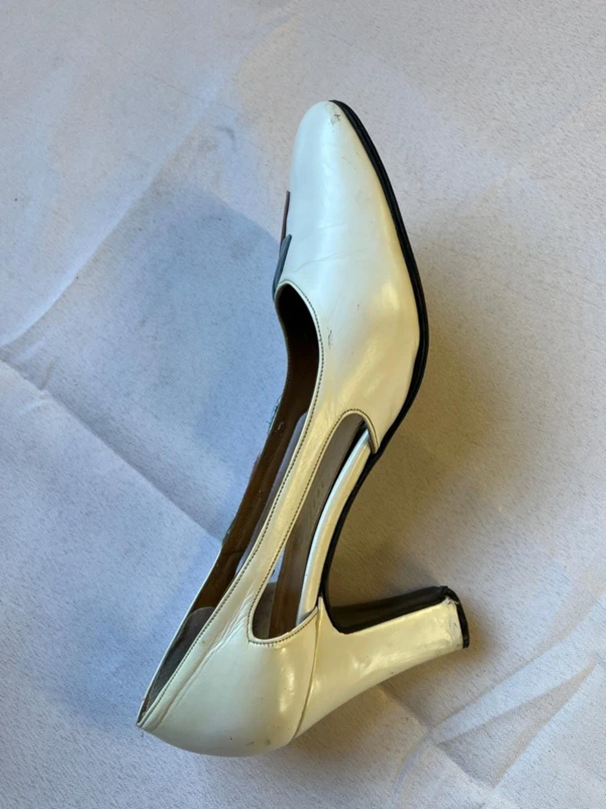 1950’s GM London | 3.5 | White heels with blue and pink leaves