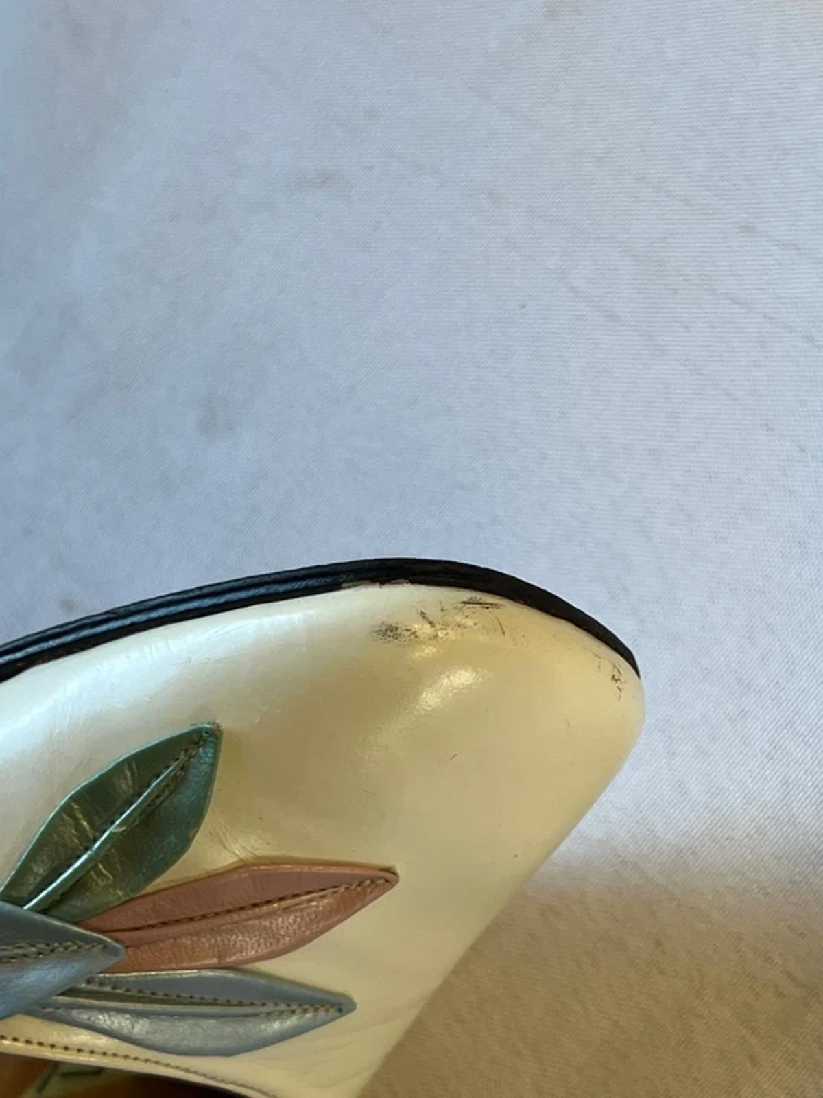 1950’s GM London | 3.5 | White heels with blue and pink leaves