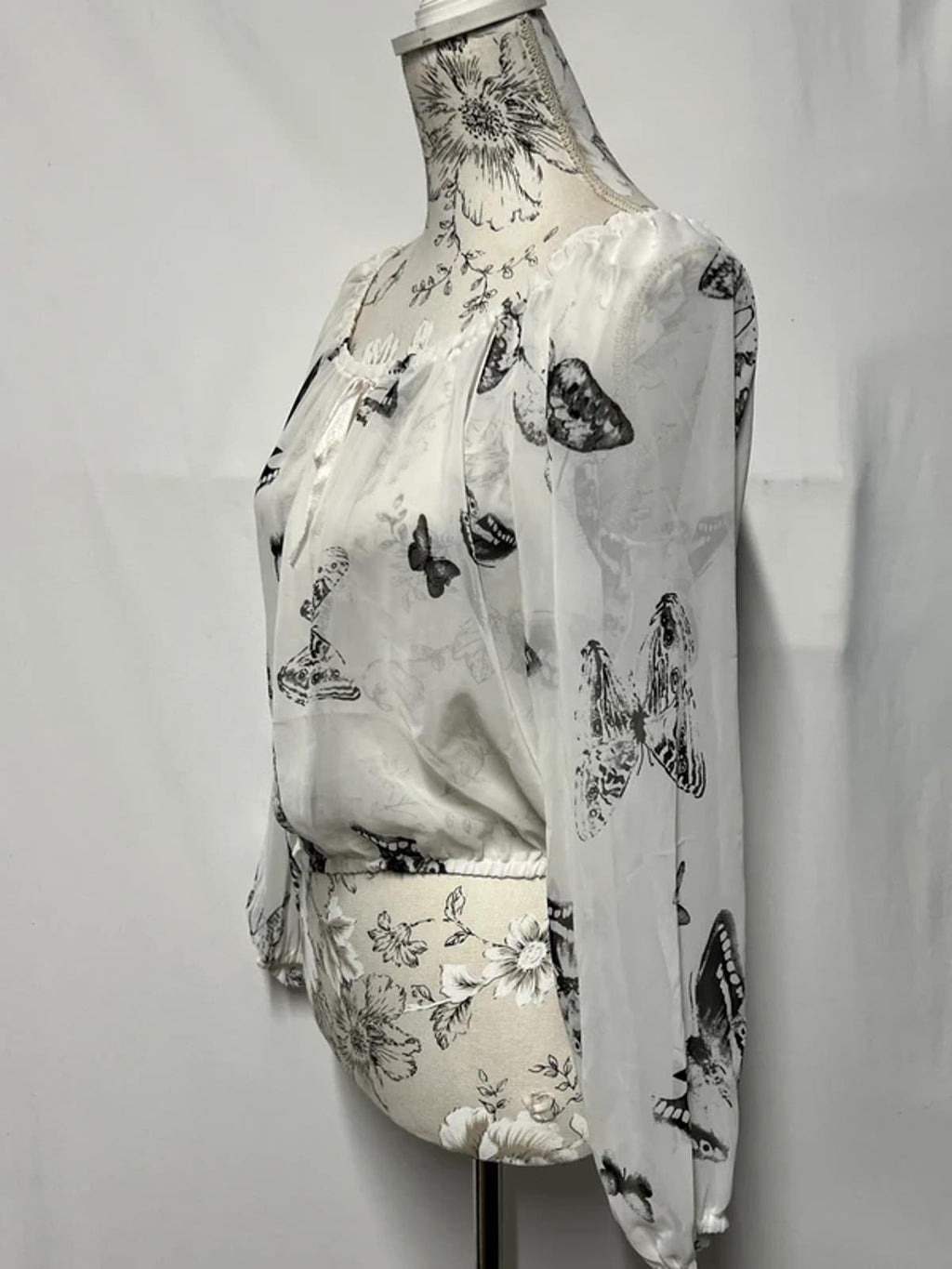 LY | S/M | White Blouse Butterfly Pattern | Very Good