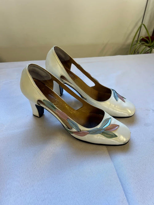 1950’s GM London | 3.5 | White heels with blue and pink leaves