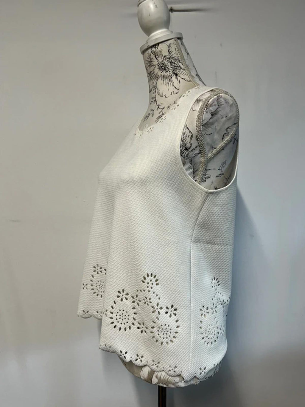 Mizumi | S/M | White lace style vest top