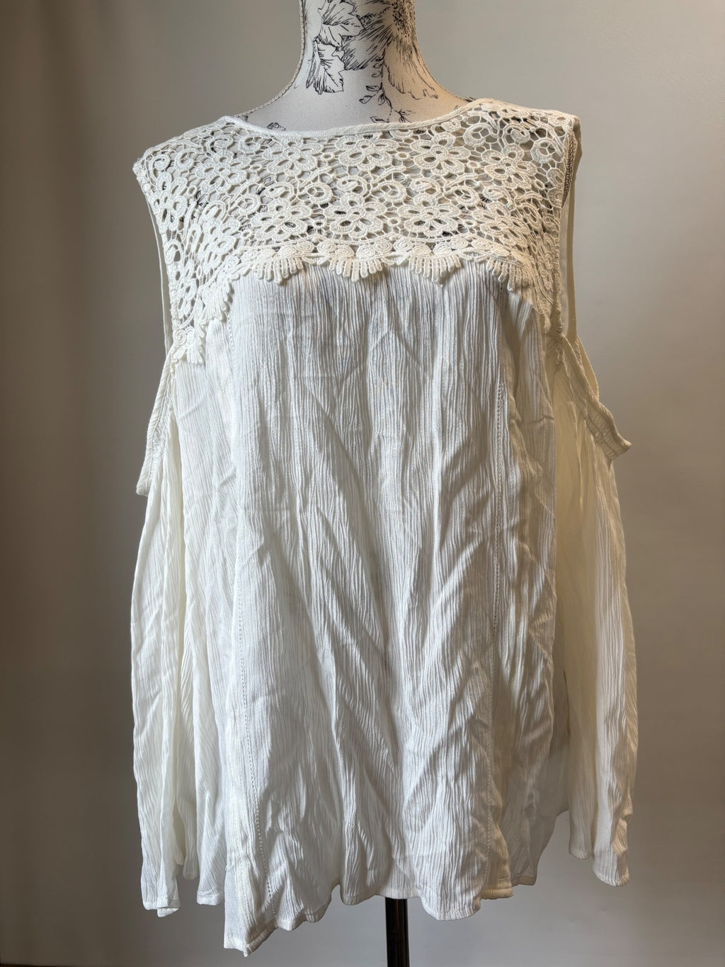Tu white cold shoulder top / 22
