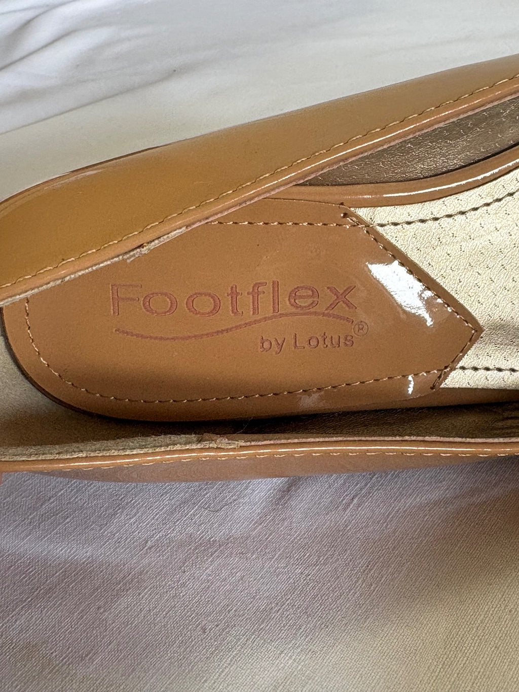 Caramel open toe flats / UK 6