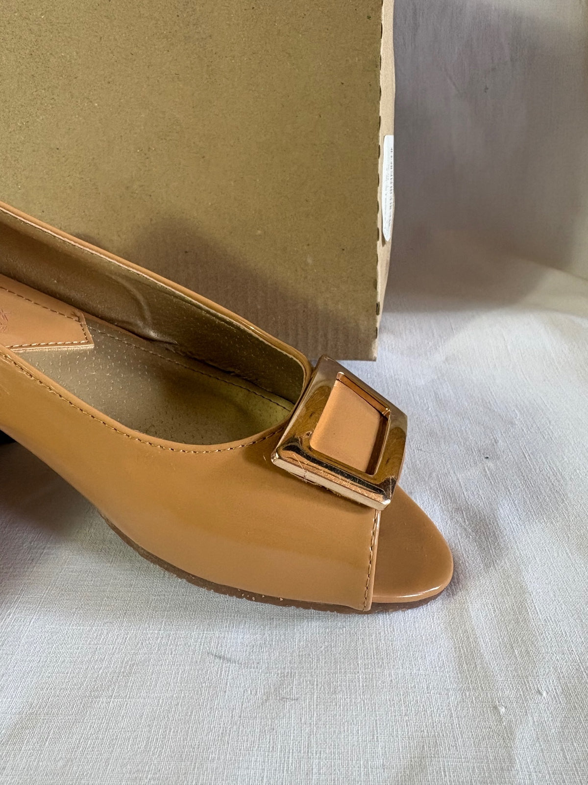 Caramel open toe flats / UK 6
