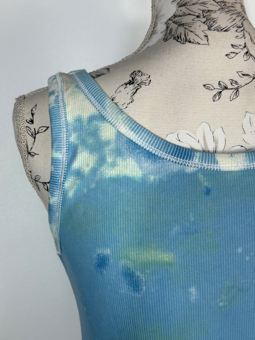 OUI moments vest top / 38inch chest