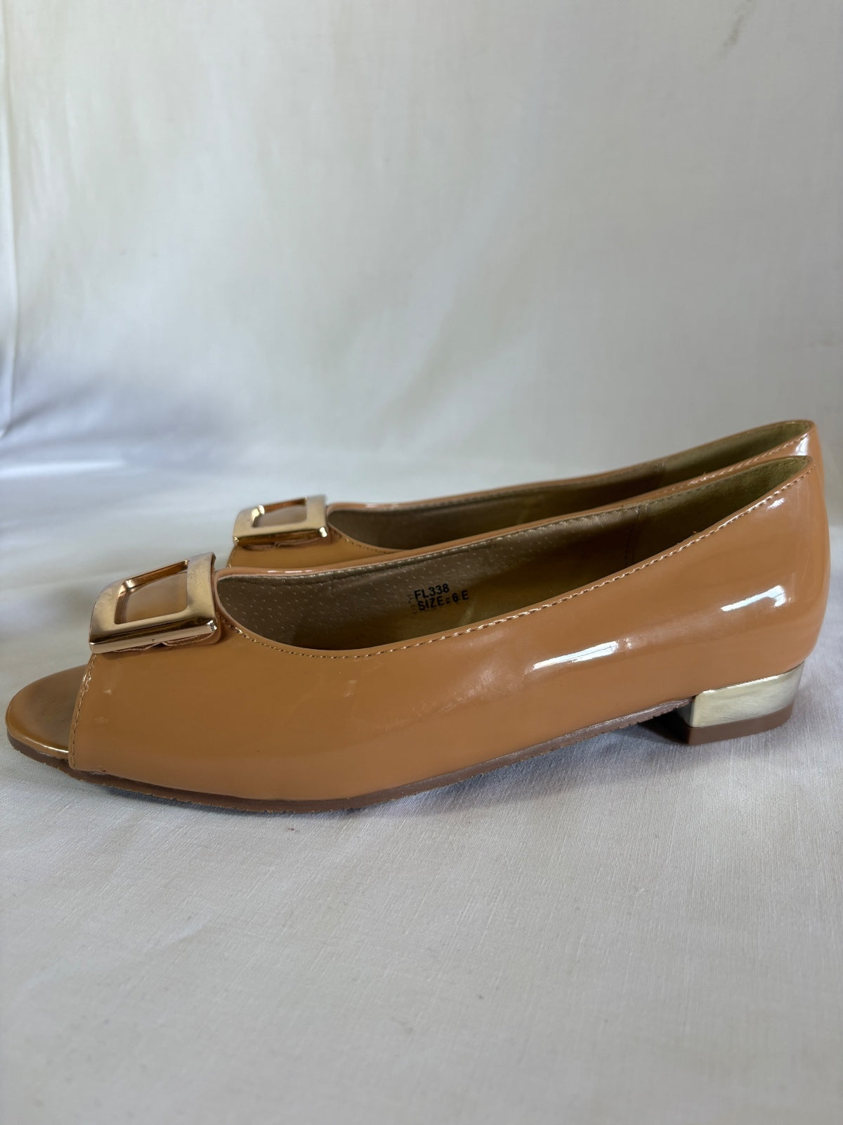 Caramel open toe flats / UK 6