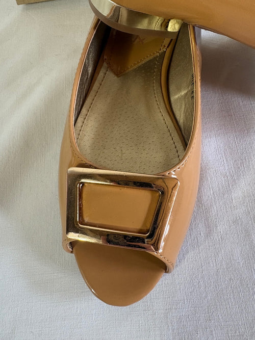 Caramel open toe flats / UK 6