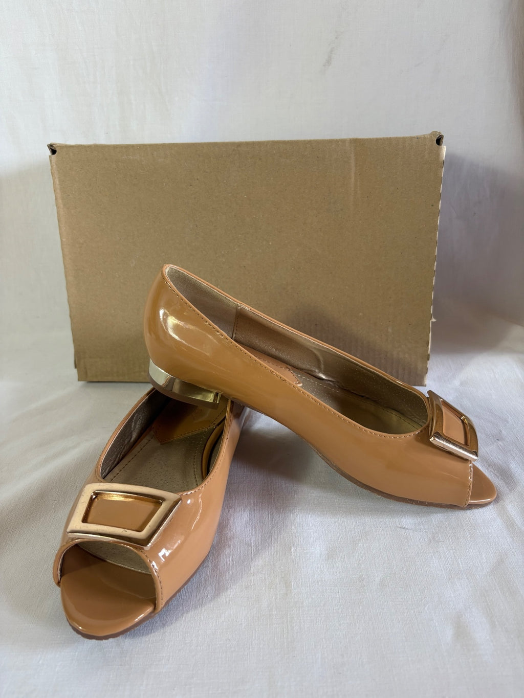 Caramel open toe flats / UK 6