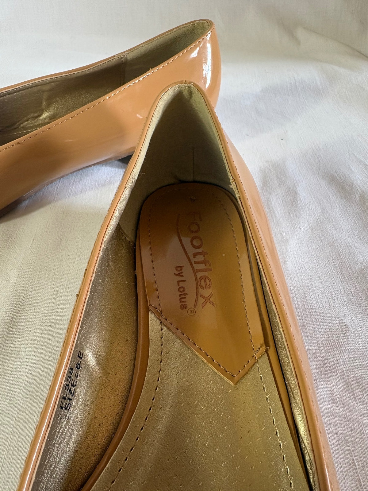 Caramel open toe flats / UK 6