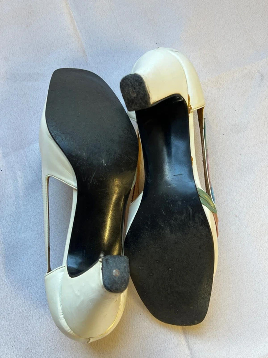 1950’s GM London | 3.5 | White heels with blue and pink leaves