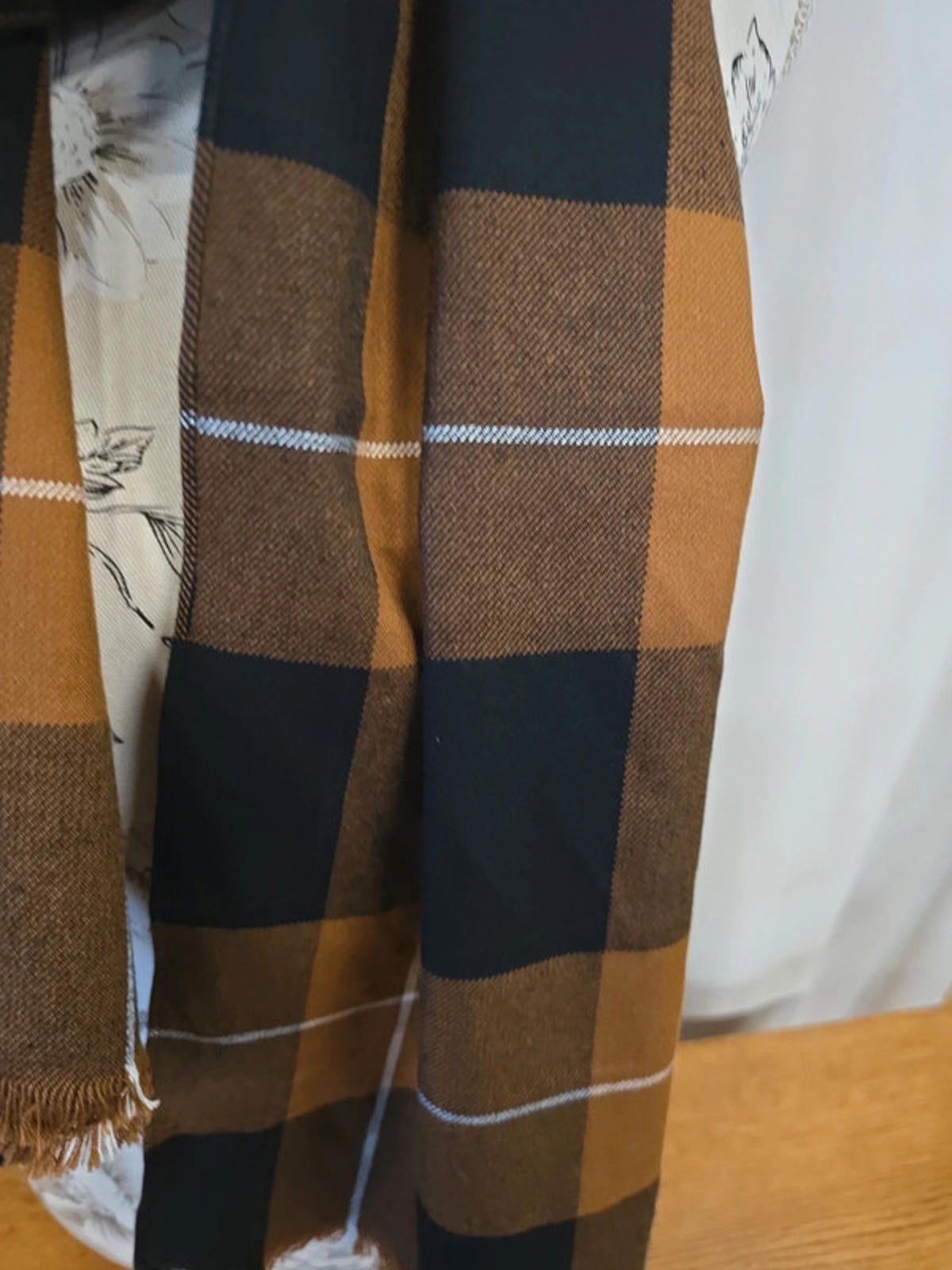 Brand new ladies Plaid brown and black scarf 100%cotton