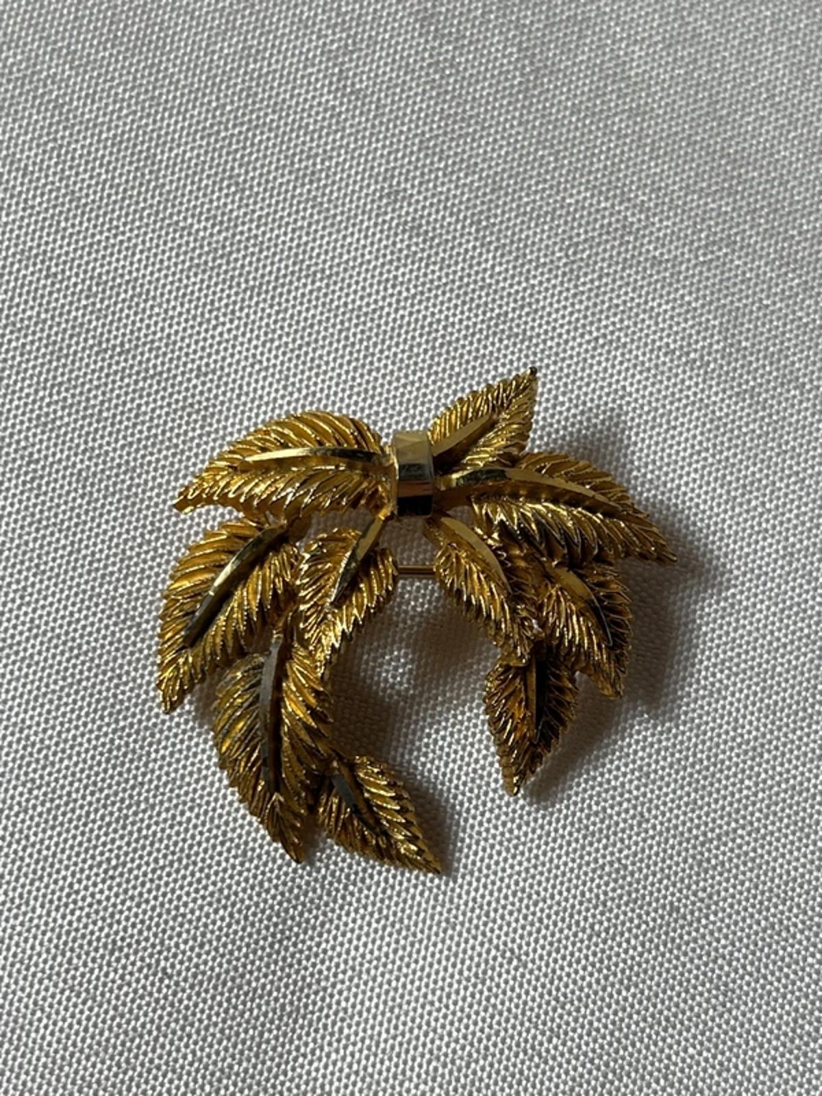 Leaf Wreath |  Gold Toned Brooch