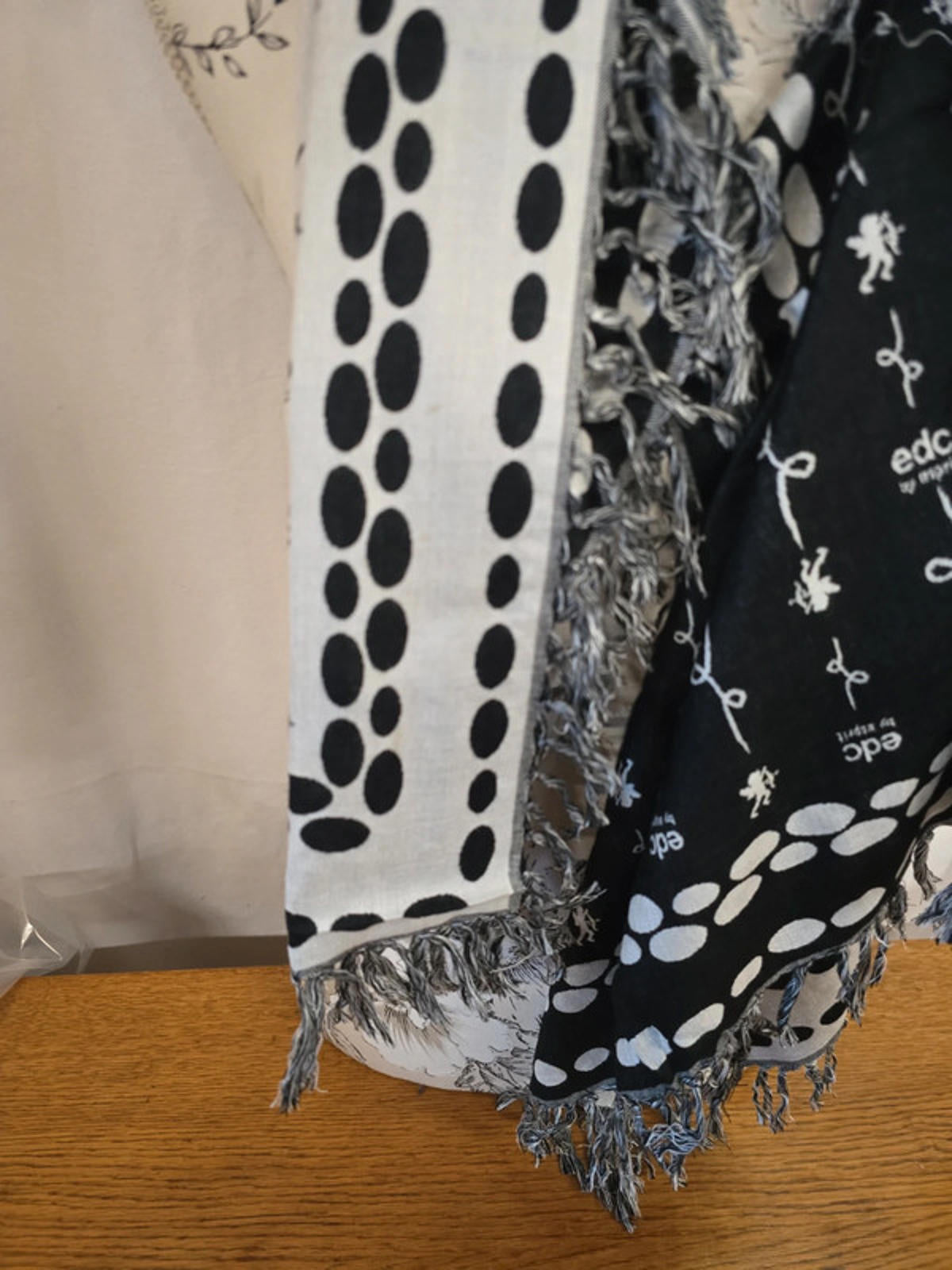 100% viscose brand new scarf black and cream